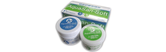 アクアサンソフトは、従来の電解強酸性水に比べて殺菌力が強く、錆やにおいも少なく、手を荒らさないなど数々の優れた特徴を持つ弱酸性の除菌洗浄水を手軽に生成することができる粉末剤です。　つくりかたはきわめて簡単。　15リットルの水道水に対して、Ａ剤 1.7グラムとＢ剤 0.8グラムの「アクアサンソフト」粉末剤を溶かすだけという手軽さ。　設備投資（イニシャルコスト）はまったく不要で、いつでもどこでも簡単に、強力な除菌洗浄液を必要なだけつくることができます。